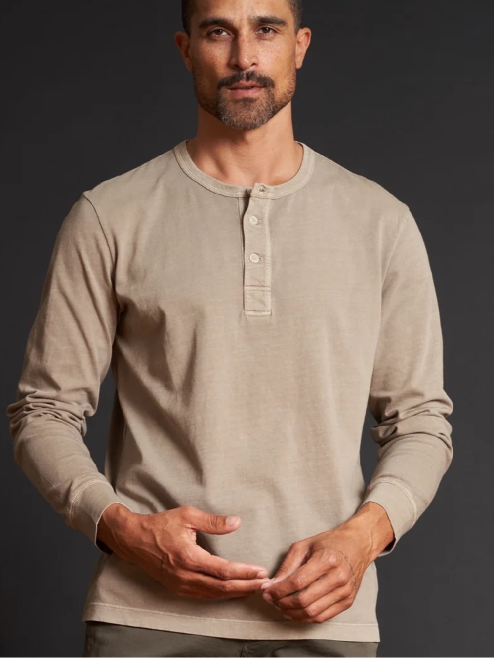 ROWAN MIDLAND LONG SLEEVE HENLEY IN STONE